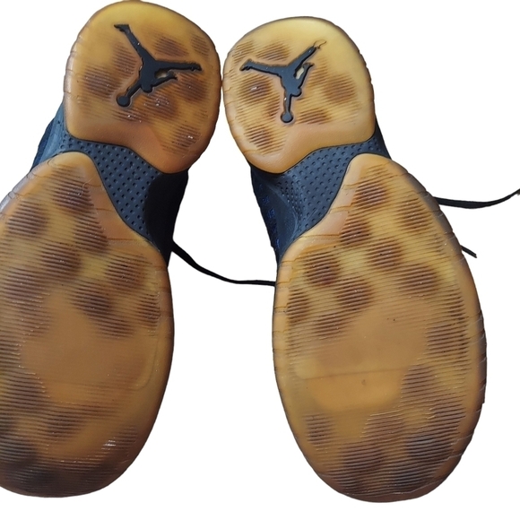 11 Jordan navy and black sneaker - Picture 6 of 8